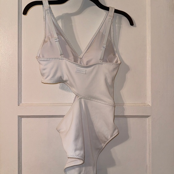 Asymmetrical Cutout Shaping One-Piece Swimsuit NWT MEDIUM - Picture 7 of 8